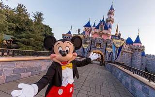 What makes Walt Disney World more popular than Disneyland?